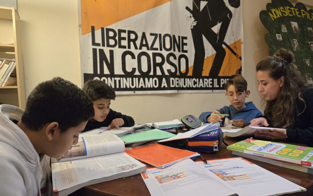 Supporto scolastico a bambini e bambine della Kalsa nella sede di Addiopizzo