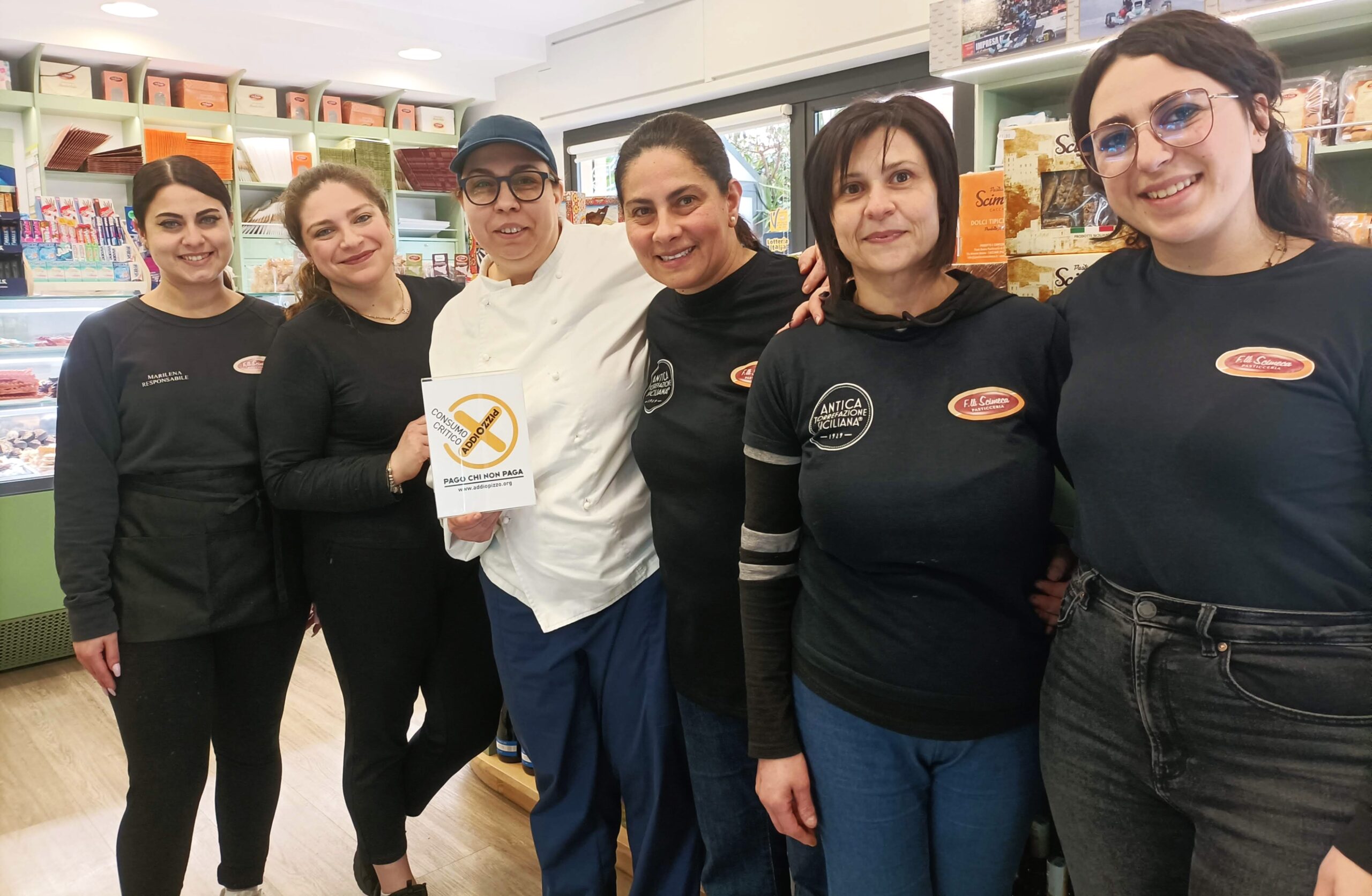 Nicoletta e il team di donne della pasticceria Scimeca.