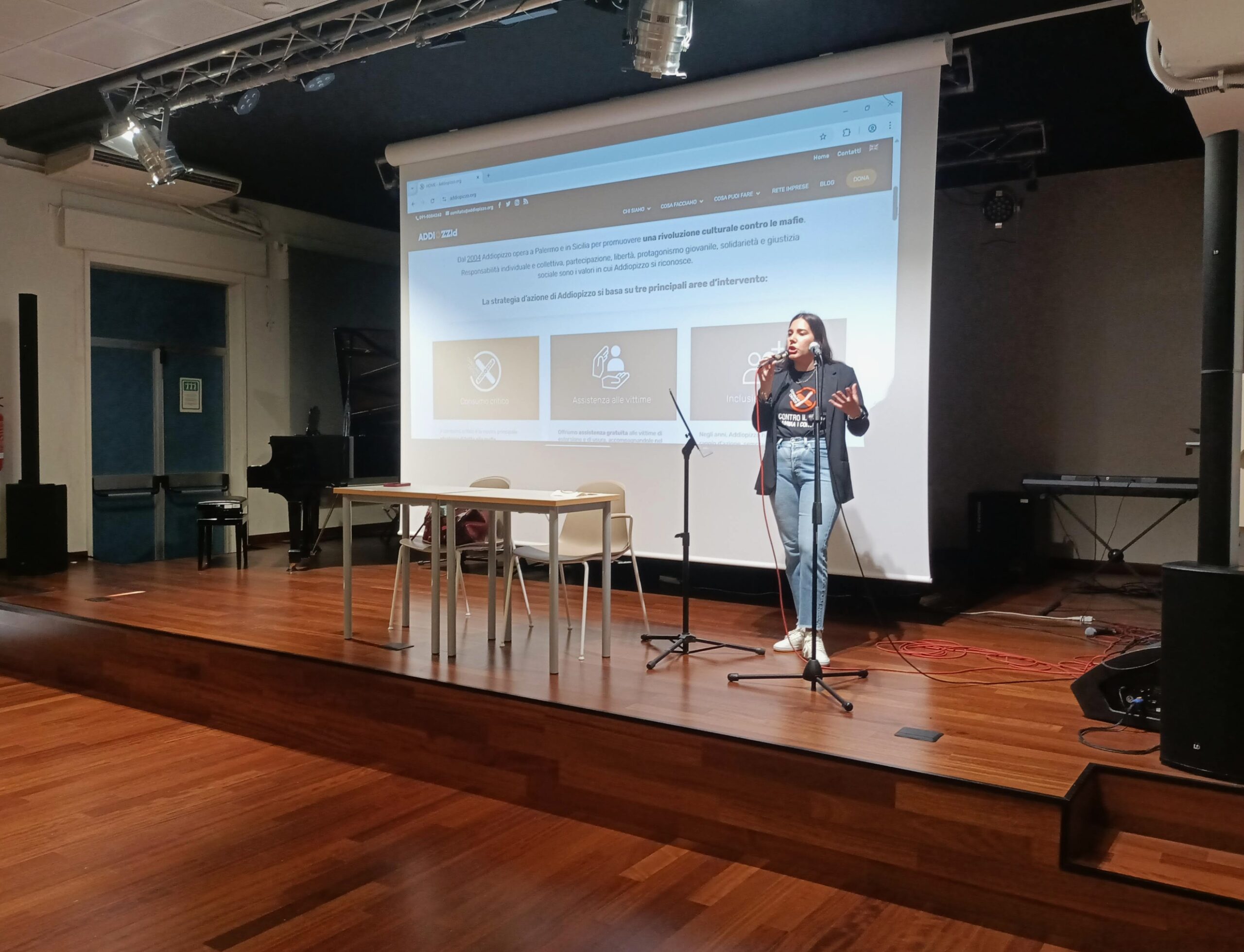 Noemi di Addiopizzo sul palco con gli studenti del Liceo Galileo Galilei di Palermo