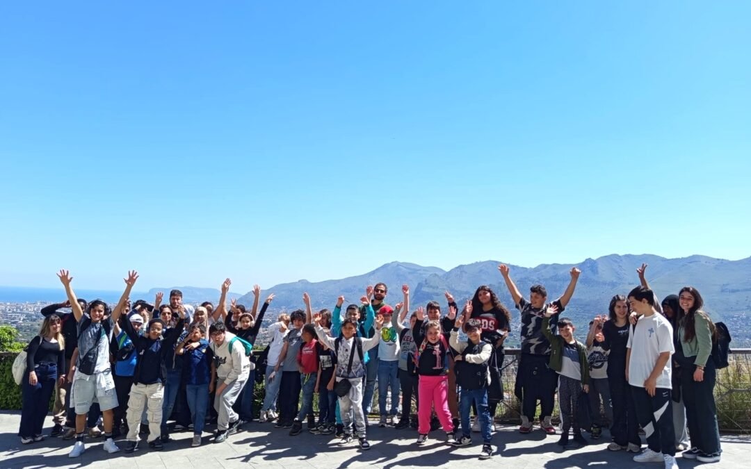 “Educare alla bellezza” con i giovani della Kalsa: esplorando la città sul bus panoramico 🚌