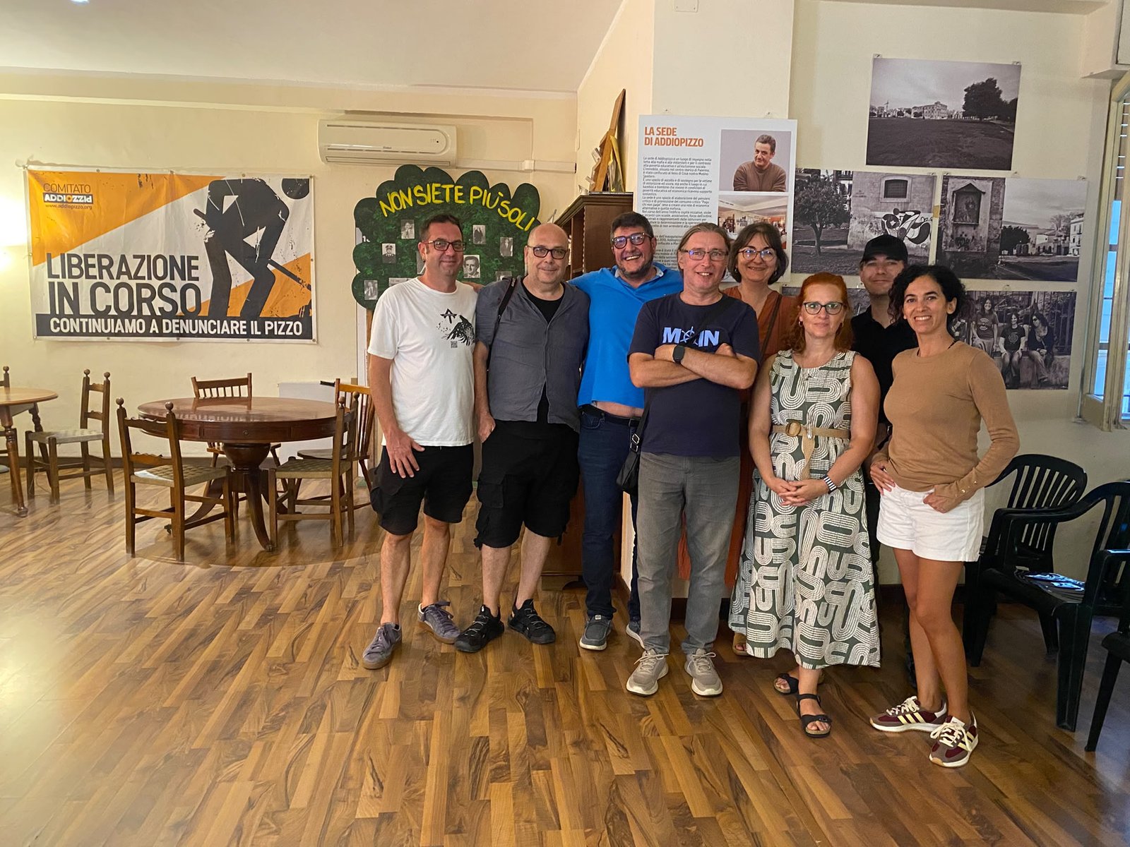 giornalisti serbi in visita alla sede di addiopizzo giornalisti serbi in visita alla sede di addiopizzo